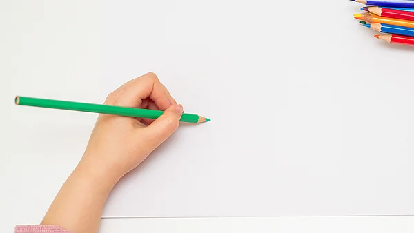 Eine Hand hält einen Buntstift